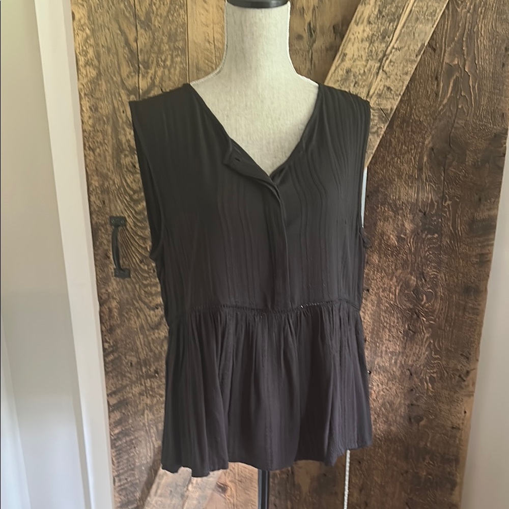Black Peplum Blouse with Round Neckline and Pleated Style
